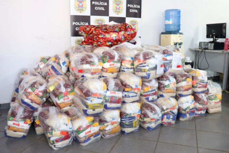 Polícia Civil doa 100 cestas básicas em campanha solidária em Barra do Garças