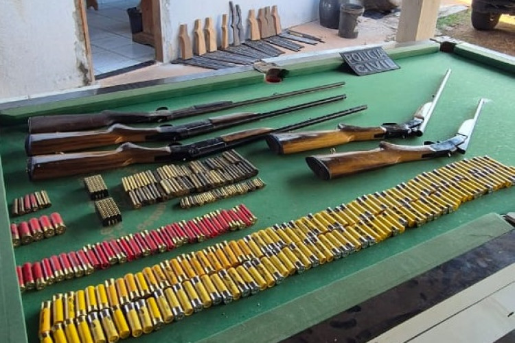 Polícia Civil fecha fábrica clandestina de armas de fogo e prende idoso responsável pelo local
