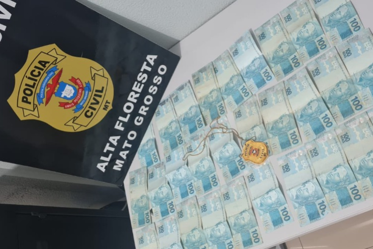 Polícia Civil identifica proprietária de dinheiro e devolve R$ 2,9 mil esquecidos em caixa eletrônico