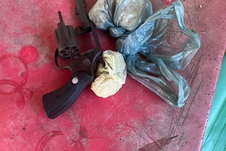 Polícia Civil prende homem com arma de fogo e entorpecentes em ação contra a criminalidade na fronteira