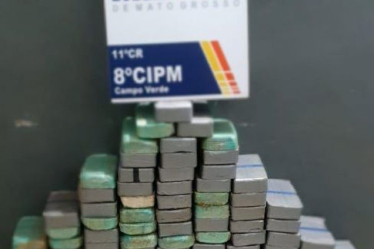 Polícia Militar apreende 153 quilos de pasta base de cocaína escondida em caminhão