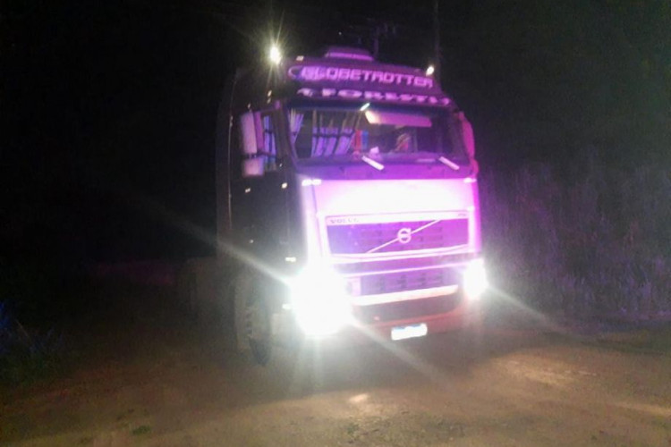 Polícia Militar localiza dois motoristas sequestrados e recupera caminhões roubados
