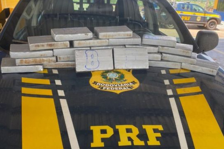 Polícia Rodoviária Federal, em Pontes e Lacerda/MT, prende homem transportando droga enrolada em edredom dentro de ônibus