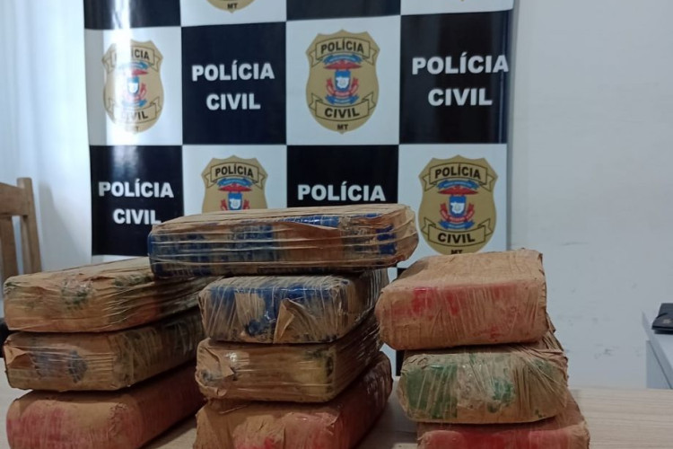 Policiais civis e penais localizam dez tabletes de pasta base em motor de veículo