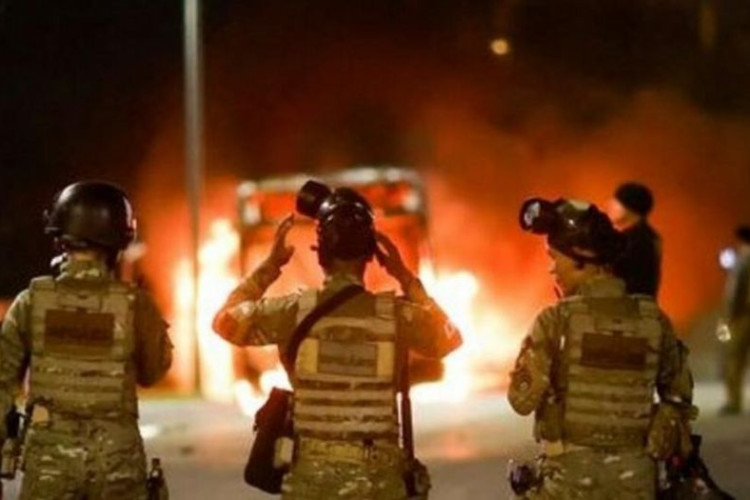 Policiais detém manifestantes que fariam protestos diante do STF