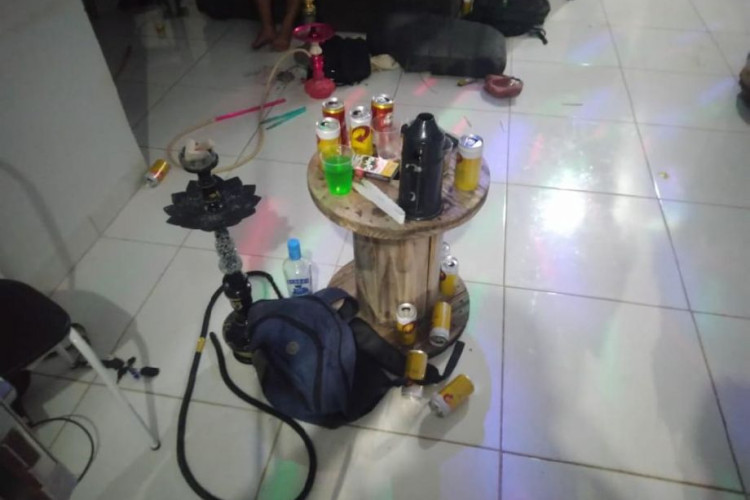 Policiais encerram festa com 20 adolescentes consumindo bebida alcoólica em Sapezal