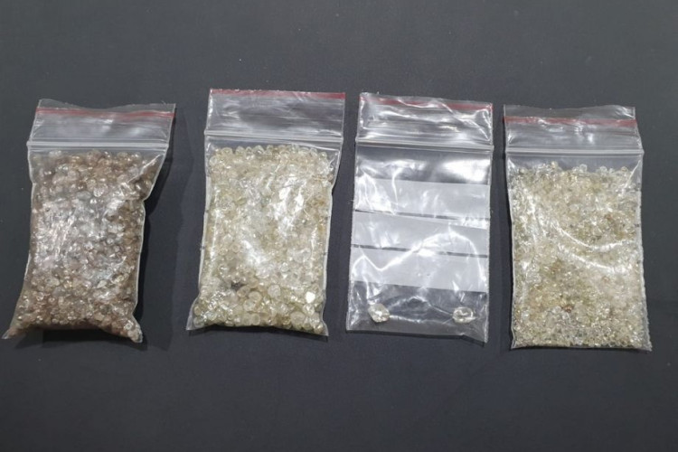 Policial e passageiro são presos com diamantes sem documentação em MT