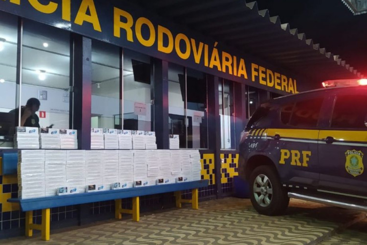 PRF apreende 2.000 maços de cigarros contrabandeados durante fiscalização de ônibus em MT