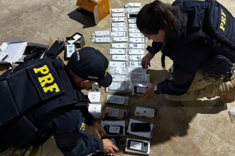 PRF apreende 40 celulares e outros produtos eletrônicos sem nota fiscal em abordagem a ônibus em Comodoro