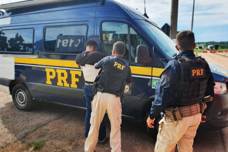 PRF apreende cocaína presa ao corpo de homem