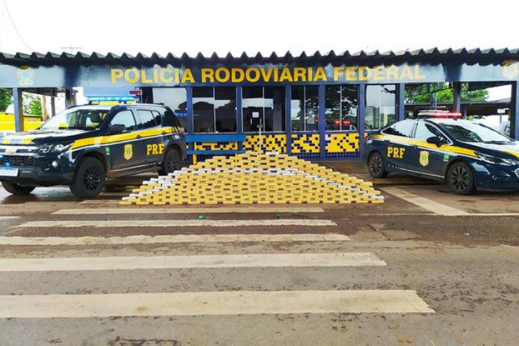 PRF apreende grande carga de pasta base de cocaína em Rondonópolis-MT