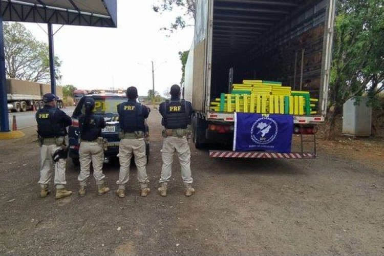 PRF apreende mais de 100 kg de maconha escondidas em carreta em MT