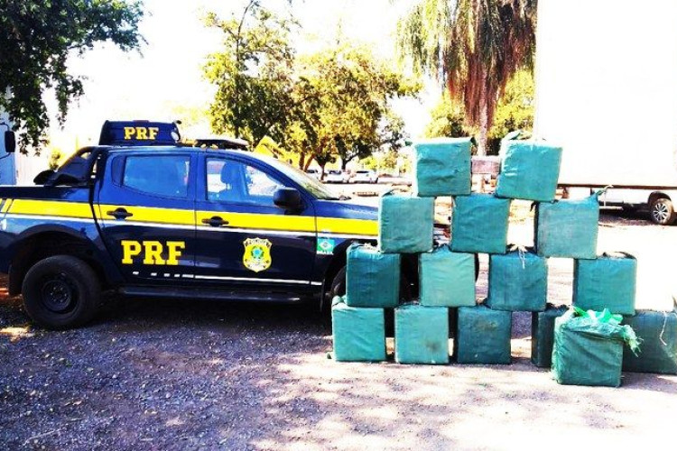 PRF apreende meia tonelada de cocaína escondida em baú de caminhão