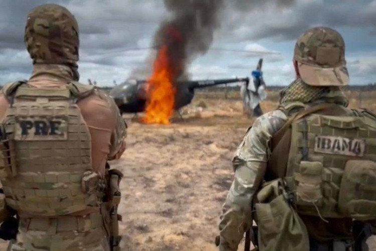 PRF e Ibama destroem dois helicópteros utilizados no garimpo ilegal