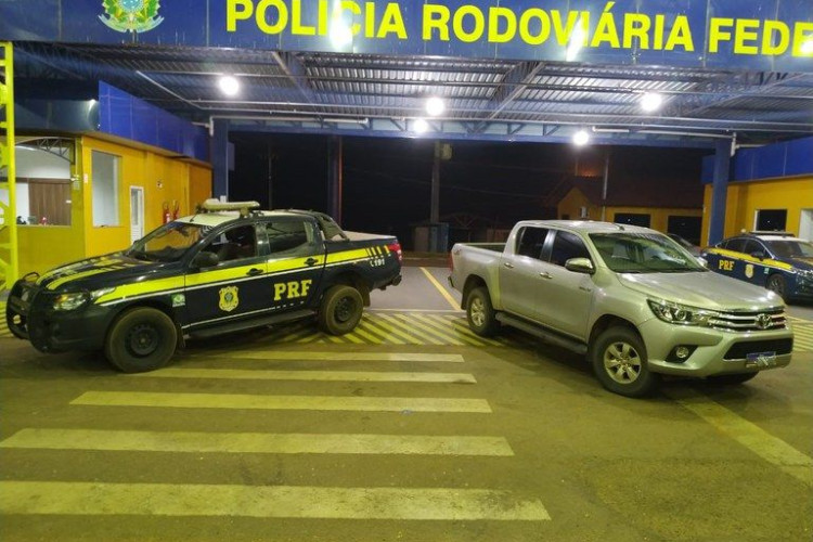 PRF em ação conjunta com as forças policiais, recuperam HILUX roubada em Pontes e Lacerda