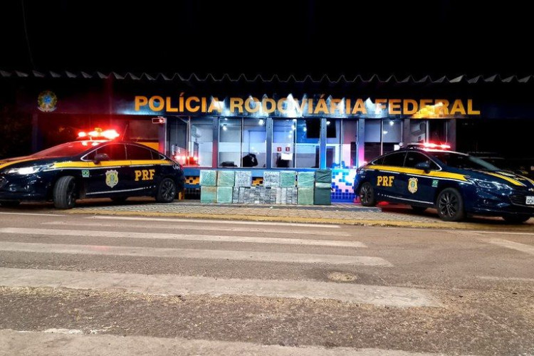 PRF em Alto Garças/MT encontra 496 kg de cocaína escondida em caminhão