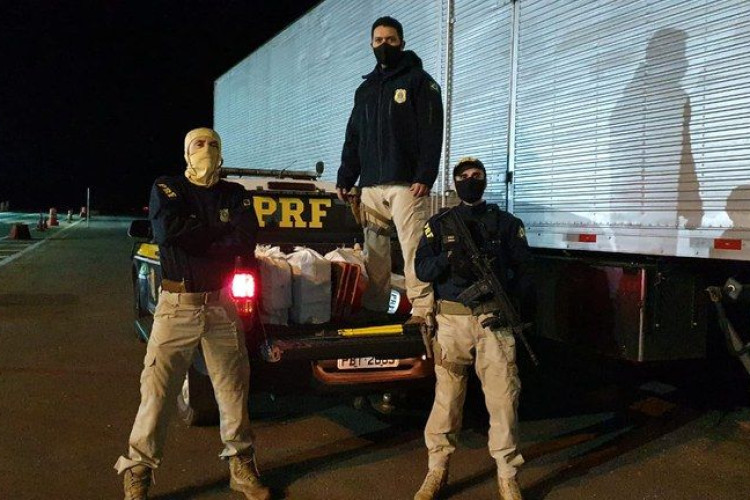 PRF em Campo Verde encontra mais de 206 Kg de cocaína em caminhão