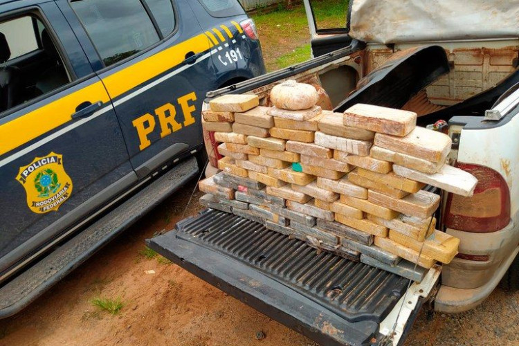 PRF, em Nova Mutum/MT, prende homem transportando mais 59 Kg de droga no compartimento de carga de uma caminhonete