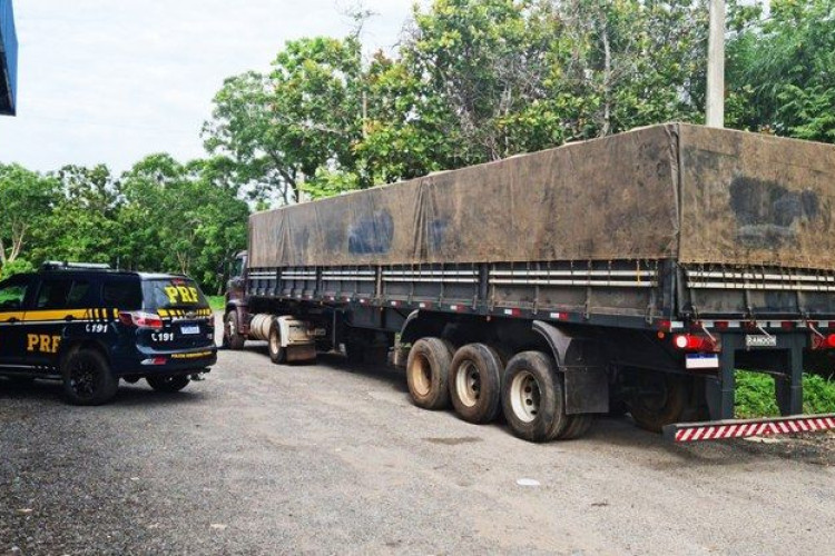 PRF localiza carreta com adulteração de sinais identificadores em Cáceres-MT