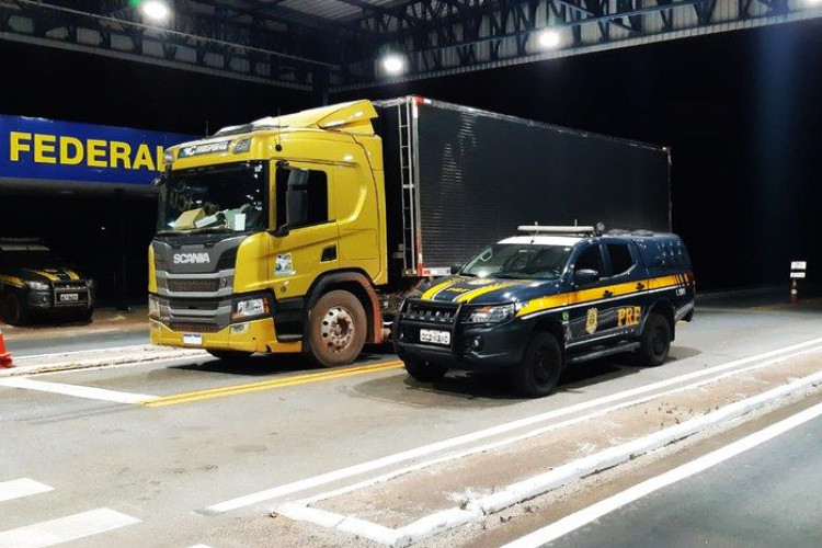 PRF prende homens suspeitos de praticar crime de receptação de caminhão em MT