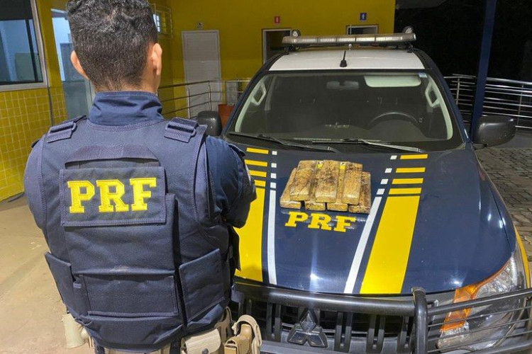 PRF prende passageiro de ônibus que carregava drogas em mochila