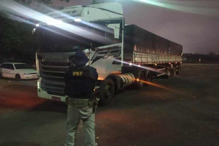 PRF recupera carreta roubada e liberta motorista feito refém em MT