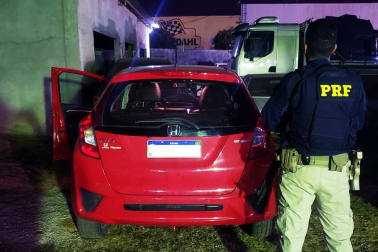 PRF recupera carro roubado em Alto Garças-MT