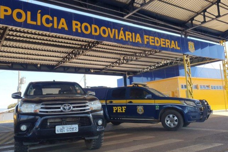PRF recupera Hillux furtada em Pontes e Lacerda