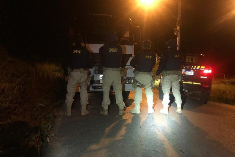 PRF recupera veículo roubado e prende receptador no momento da entrega da carga