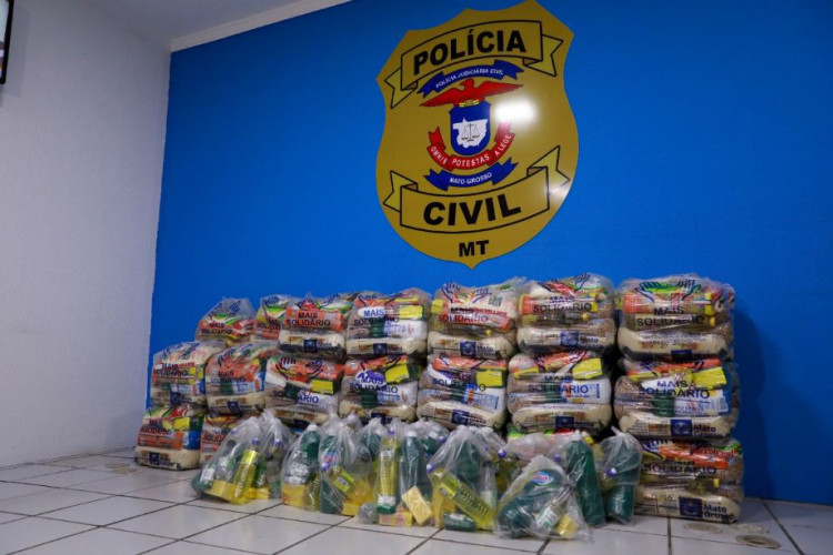 Primeira-dama entrega 800 cestas básicas que serão distribuídas pela Polícia Civil no interior do estado