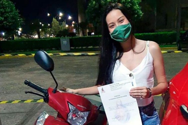Psicóloga vende moto para custear cirurgia da mãe e ganha nova moto em sorteio de igreja em MT: 'Deus me deu em dobro'
