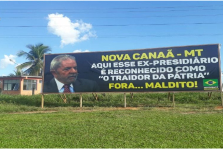 PT requer retirada de outdoor que chama Lula de 'ex-presidiário'