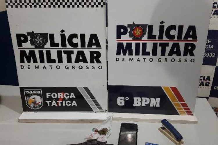 Quatro pessoas são presas pela PM por porte ilegal de arma e uso de drogas