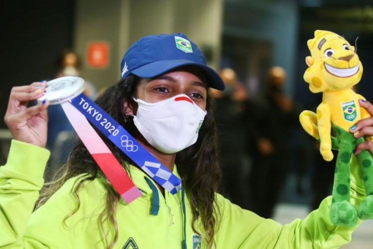 Rayssa Leal dispensa festa na chegada ao Brasil