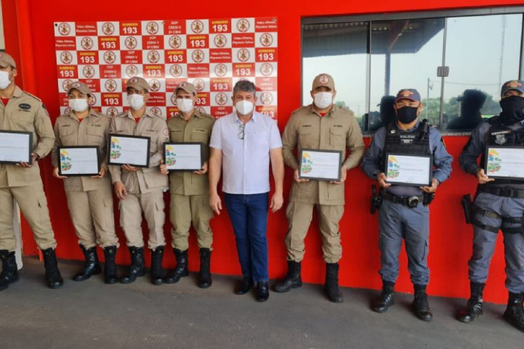 RECONHECIMENTO: Deputado Moretto homenageia militares que salvaram pacientes de hospital em chamas