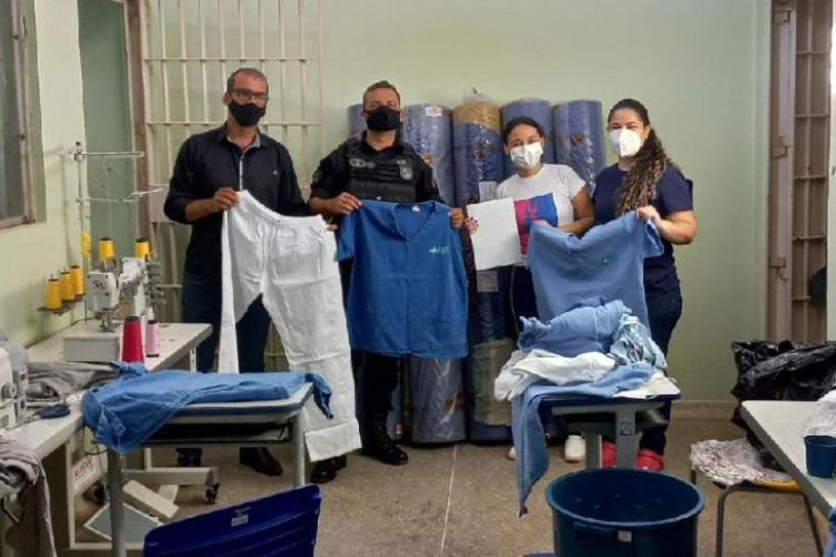 Recuperandos produzem 600 uniformes para Santa Casa de Pontes e Lacerda