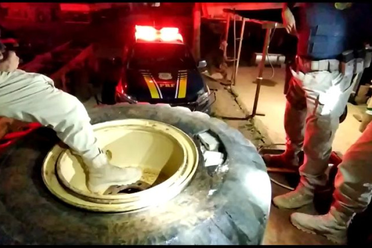 Somente neste final de semana, a Polícia Rodoviária Federal no Mato Grosso apreendeu mais de 250 kg de cocaína.