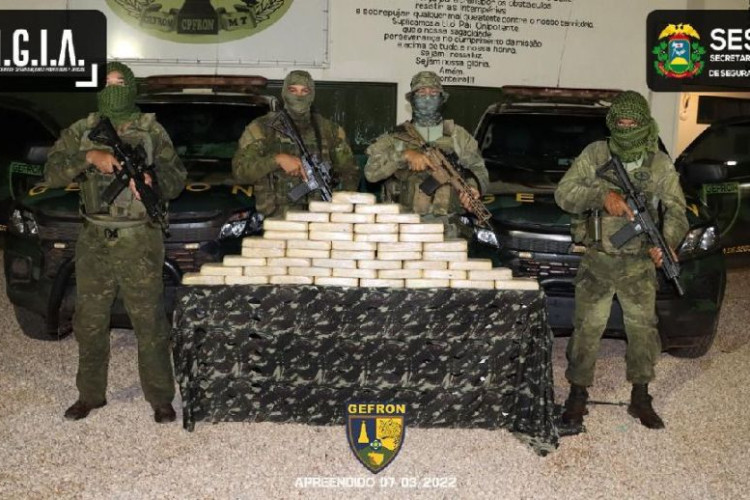 Três bolivianos são presos transportando cocaína na fronteira com a Bolívia