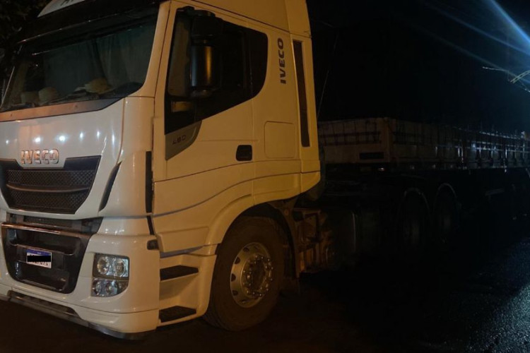 Três carretas com carga de 220 mil kg de milho são apreendidas pela Polícia Militar