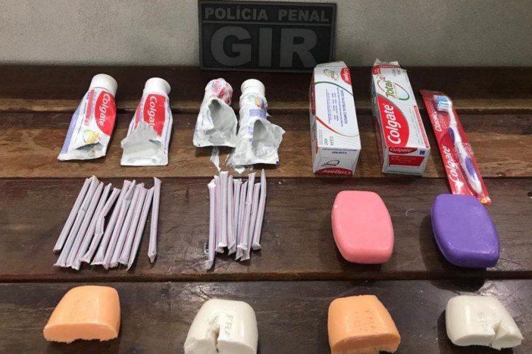 Três mulheres são presas escondendo maconha dentro de tubo de creme dental