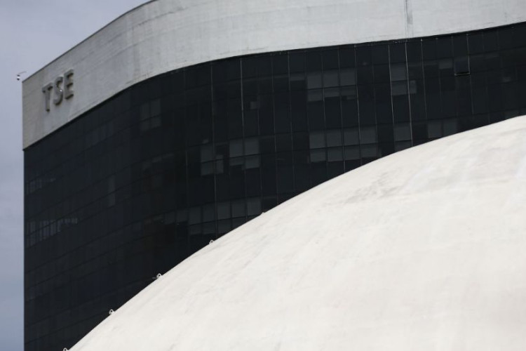 TSE manda apagar posts sobre suposto apoio de Bolsonaro a Jefferson