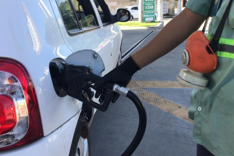 Venda de gasolina aumenta três vezes mais que a de etanol em MT neste ano