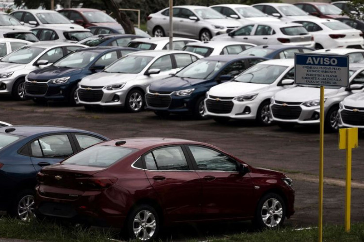 Venda de veículos novos cai 17% em outubro, informa Fenabrave