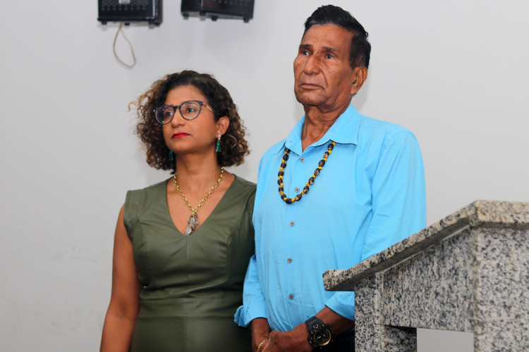 Familiares da 1ª vereadora eleita com maior votação em Araputanga se emocionam em homenagem às mulheres na Câmara Municipal