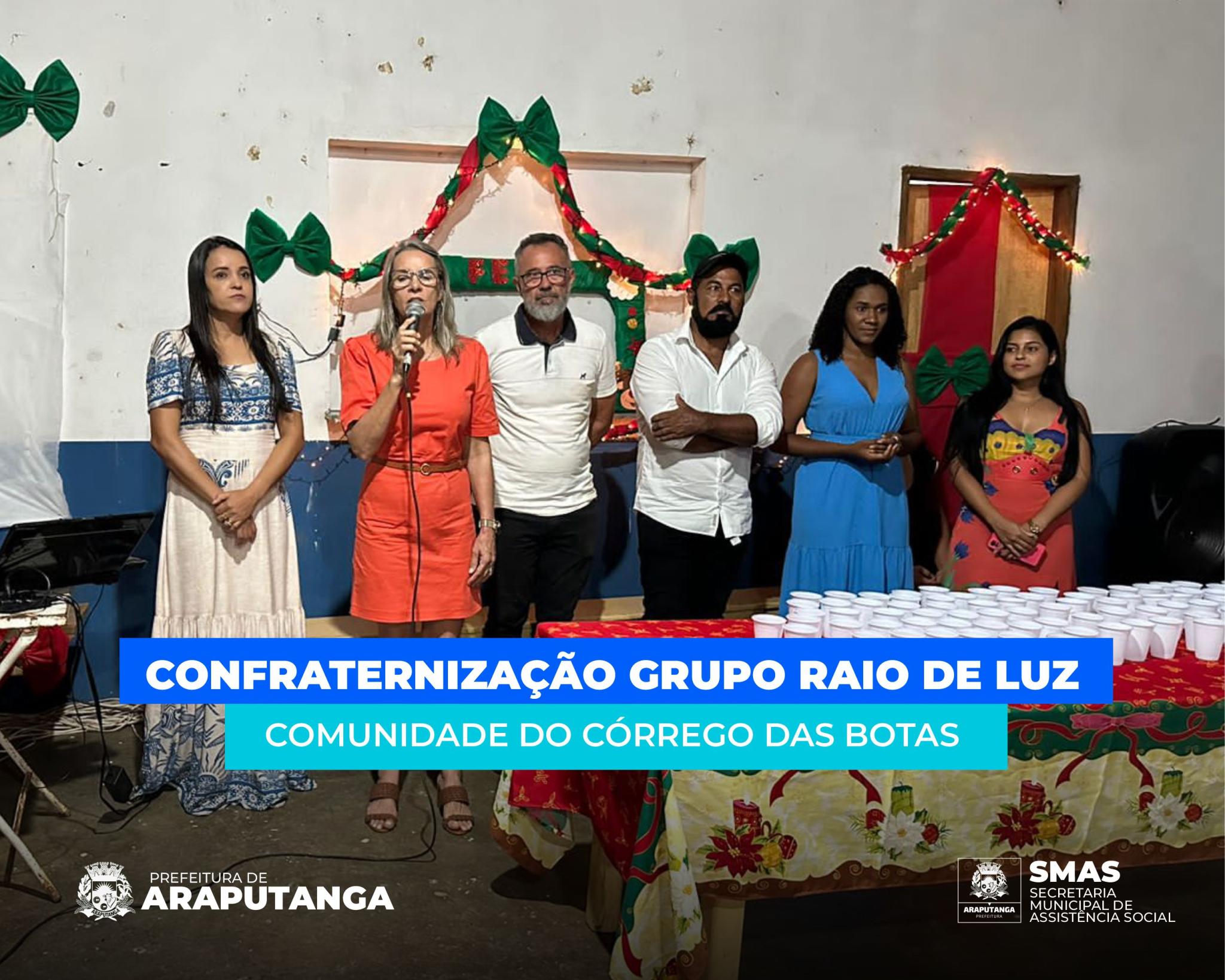 Equipe de assistência social e idosos participantes de confraternização