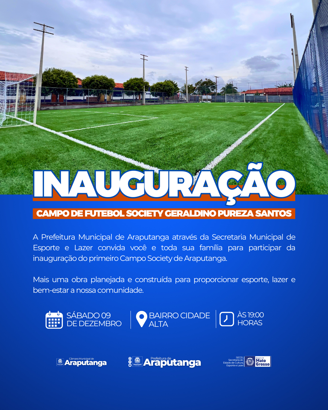 Autoridades e munícipes na cerimônia de inauguração do campo